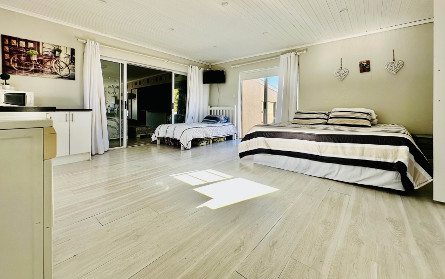 4 Bedroom Property for Sale in Perlemoenbaai Western Cape